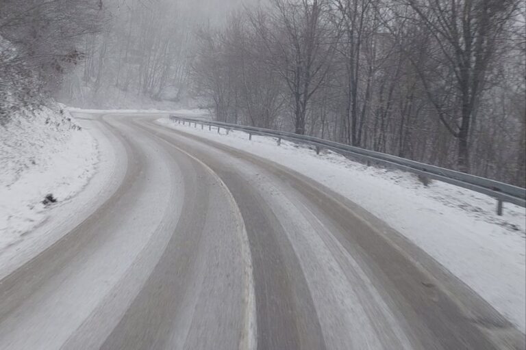 Snijeg paralisao jedno mjesto u Srbiji – zatrpani su FOTO