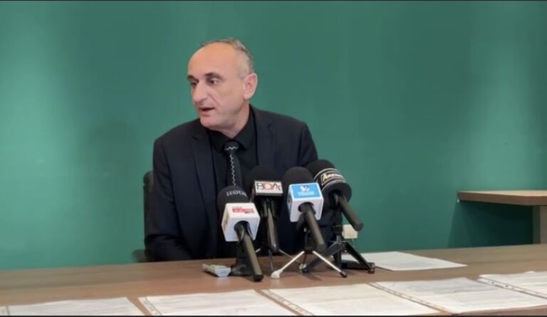 Grujičić alarmira javnost: „Radnici Gradske uprave Bijeljina pred finansijskim kolapsom, plate kasne, krediti neplaćeni“