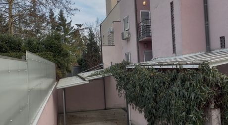 Kamere zabilježile trenutak kada dvojica napadača bacaju kašikaru na Čolinu kuću