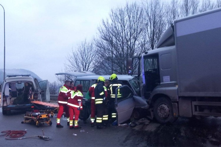 Saobraćajna nesreća u Srpskoj: Žena poginula, osam osoba povrijeđeno