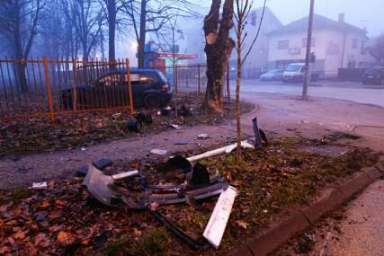 Golfom oštetio semafor i ogradu kod škole u Banjaluci