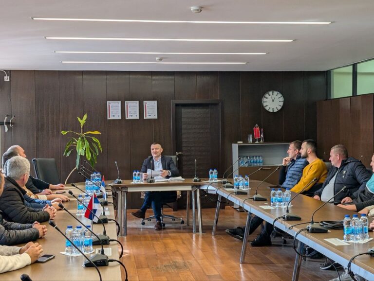 Direktor Novaković sa radnicima koji su podigli prevrnuti bager: Još jednom je sloga pobijedila!