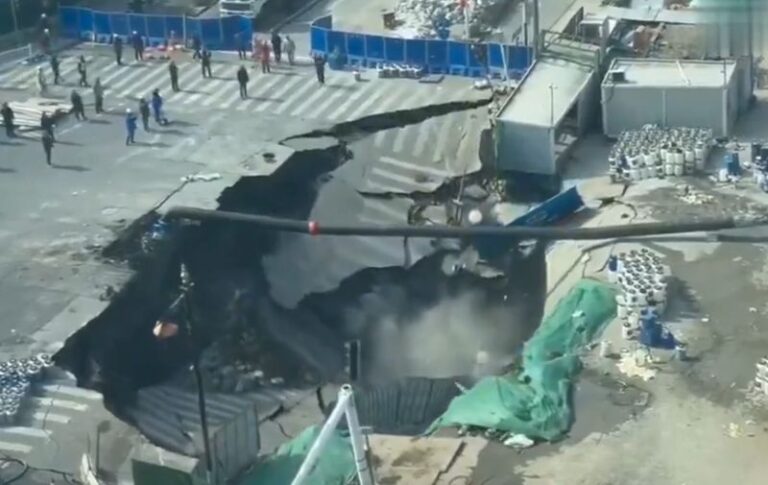 Horor u Šangaju: Ogromna rupa progutala ulicu; Snimci su jezivi VIDEO