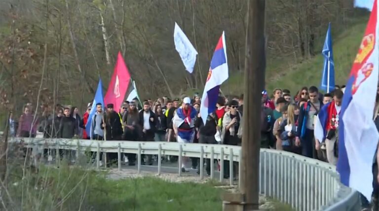 Studenti koji pješače do Valjeva krenuli iz Uba: Građani prosuli vodu za njima i poželjeli im sreću