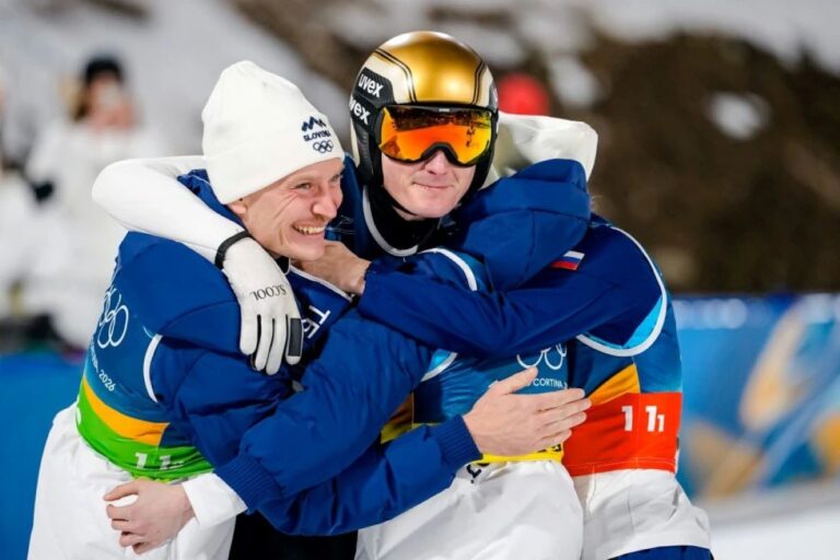 Slovenija na nogama: Čudesni Domen Prevc je olimpijski šampion