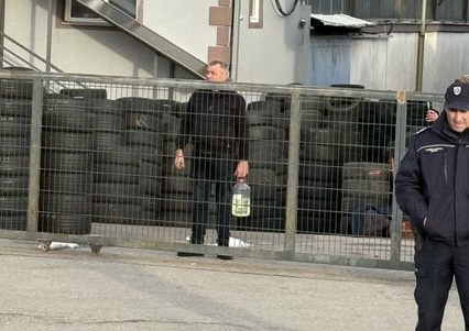 Horor ispred auto-servisa: Željko s koficom benzina prijeti samopaljenjem i tvrdi:“Sve sam platio, živ se ne predajem!“