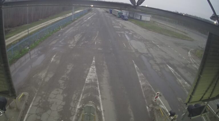 Haos na GP „Rača“: Palicama i kamenicama demolirali dva vozila