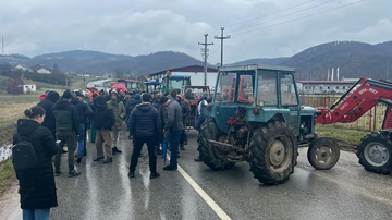 Pažnja vozačima: Poljoprivrednici blokiraju saobraćajnice širom Srbije