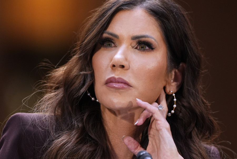 Tramp smenio ICE barbiku nakon skandala, porodica njenog muža poručuje: Trpi poniženje zbog vere