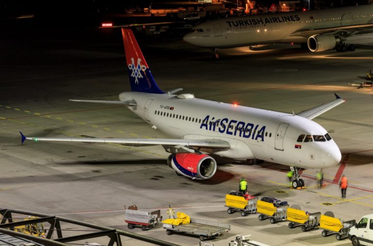 Avion Er Srbije sa 267 evakuisanih građana iz Dubaija sletio u Beograd; Među putnicima i 10 beba