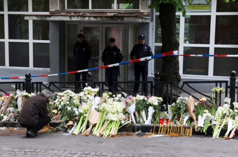 Dječak ubica iz „Ribnikara“ dovezen u sud: Danas izlazi pred roditelje, biće saslušan