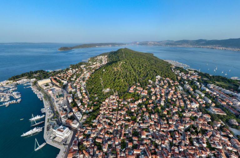 Skočio sa najvećeg nebodera u gradu pa „sleteo“ na automobil VIDEO