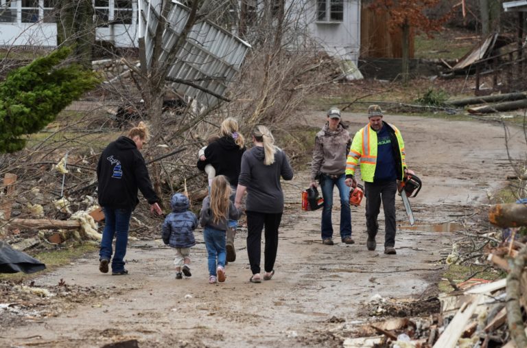 Tornado pustoši SAD: Ima mrtvih; Oluja čupala drveće i krovove VIDEO