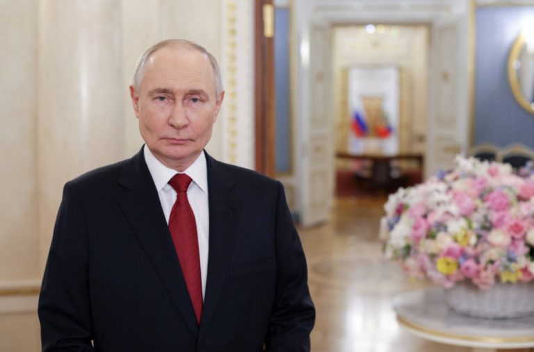 Putin se gušio od kašlja dok je čestitao Dan žena: Slučajno objavljen snimak postao viralan VIDEO