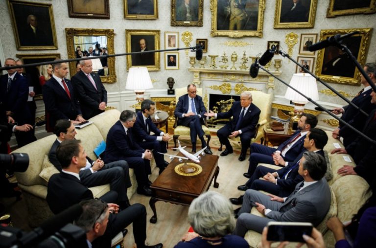 Bizaran običaj u Ovalnom kabinetu: Otkriveno šta Tramp poklanja saradnicima