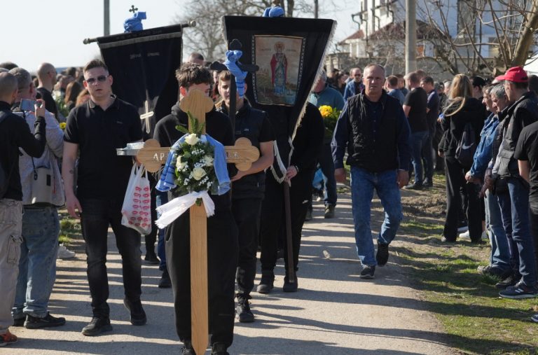 Sahranjen Dragan Lazić: Neutješna porodica i prijatelji na groblju u Bestaču
