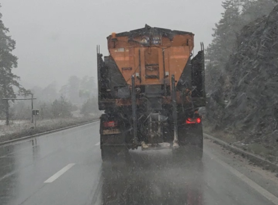 Zlatibor pod udarom zime: Sedam kamiona na terenu, kiša prešla u sneg FOTO