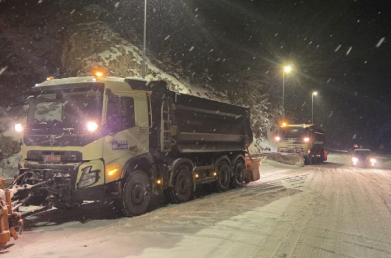Zlatibor pod udarom zime: Sedam kamiona na terenu, kiša prešla u snijeg FOTO
