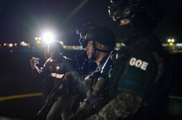 Sa pancirom i šljemom na glavi; Najopasniji vođa kartela izručen Ekvadoru FOTO/VDIEO