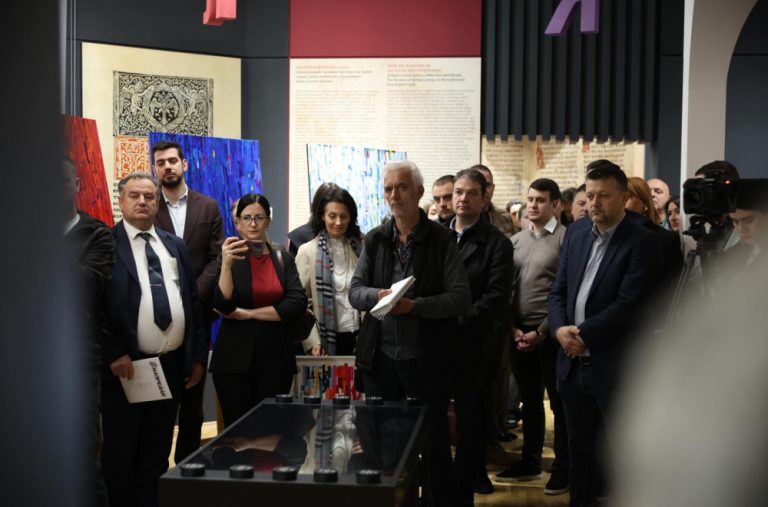 Održana izložba u čast ćirilice: „Ćirilica kao umjetnost i naslijeđe“ FOTO