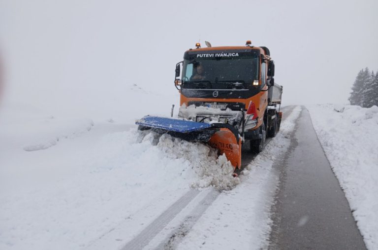 Snježni haos na Zlatiboru i Tari: Palo više od 20 centimetara snega FOTO