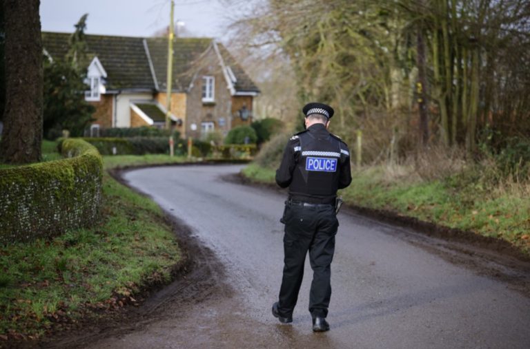 Kralj Čarls izbacio brata iz kuće, spalili mu namještaj