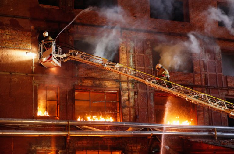 Požar „progutao“ zgradu: Ima mrtvih VIDEO