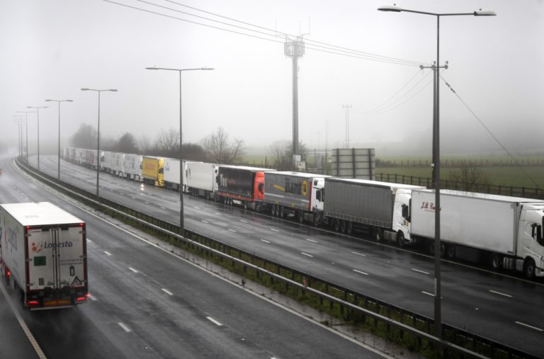 Kolone na granicama: Kamioni na Sremskoj Rači čekaju dva sata