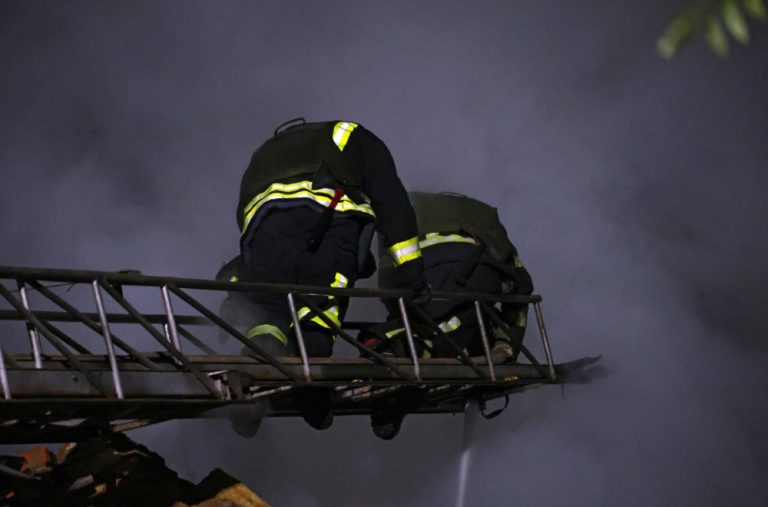 Izgorio splav na Novom Beogradu: Vatrogasci se izborili sa vatrenom stihijom uprkos vjetru VIDEO