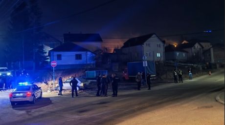 Užas u Sjenici: Automobilom usmrtio policajku i kćerku, sinu se bore za život