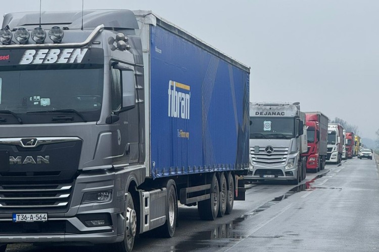 Sa granica BiH vraćeno 100 vozila, roba ostala blokirana (FOTO)