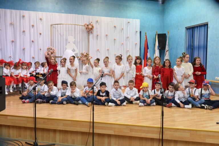 Djeca iz ugljevičkog vrtića „Duško Radović“ kroz pjesmu i igru čestitala Dan žena