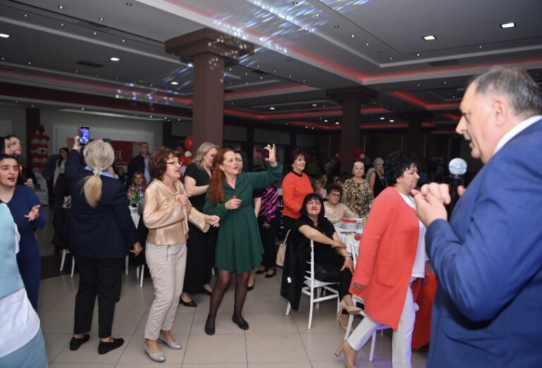 Dodik u Bijeljini zapjevao veliki hit Miroslava Ilića