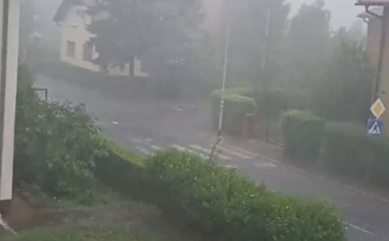 Jaka kiša u Banjaluci poplavila ulice, voda kuljala iz šahtova