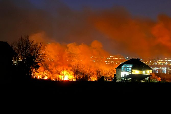 Izbio veliki požar: Gori trska i rastinje, Novi Sad pod gustim, crnim dimom VIDEO