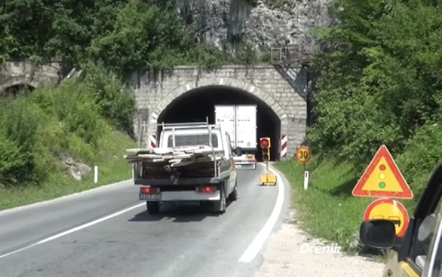 Potpuni haos: Pet vozila se sudarilo u tunelu u Srebreniku, ima povrijeđenih