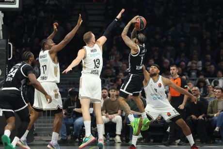 Karlik Džons „torpedovao“ Dubaji ali Zvezda više slavi