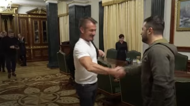 „Gvozdeni Oskar“ za Šona Pena: Glumac u Kijevu dobio statuu sa potresnom simbolikom VIDEO