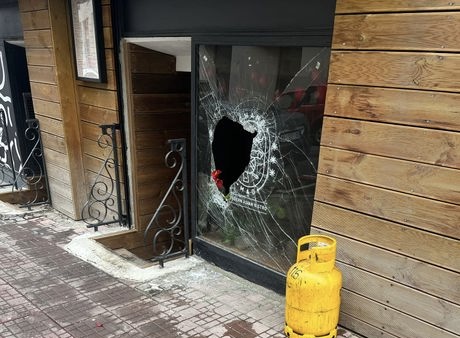 Razbio prozor restorana i ubacio zapaljivu napravu