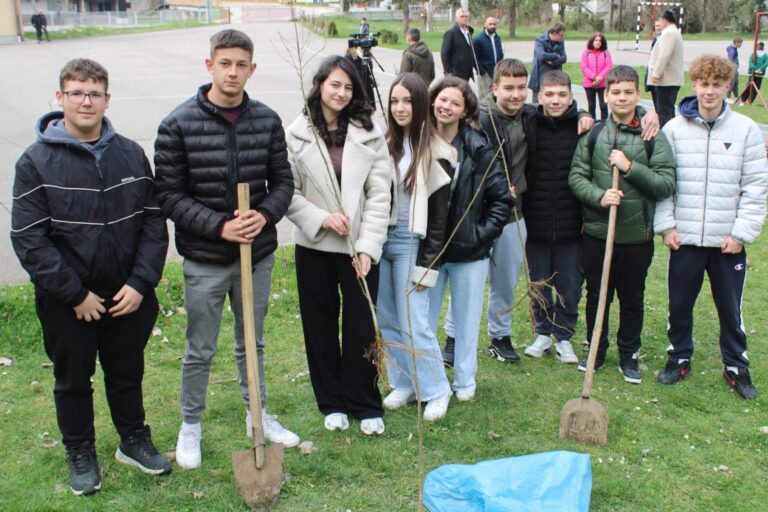 Lopare: Povodom Dana šuma kod osnovnih škola i srednjoškolskog centra zasađene 54 sadnice jasena