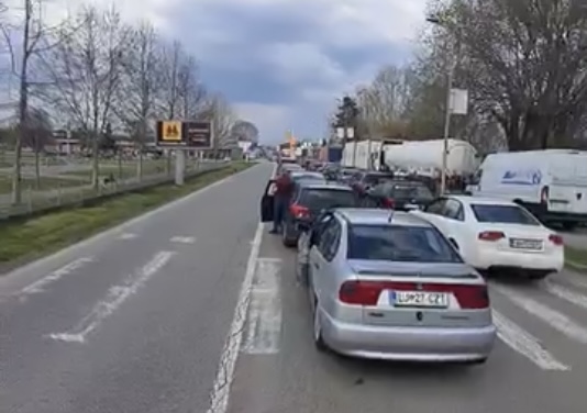 Kolaps na graničnom prelazu Gradiška: Ogorčeni putnici čekaju satima