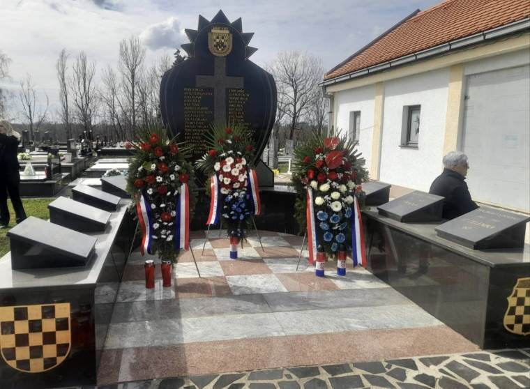 Đurić: Vijenci ponovo položeni na ustaški spomenik u Modranu