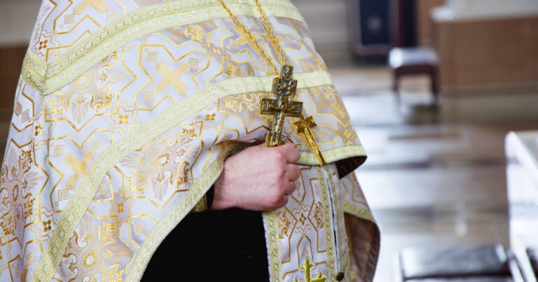 „Đavo je bio prvi influenser“: Tvrdnja sveštenika užasnula mnoge VIDEO