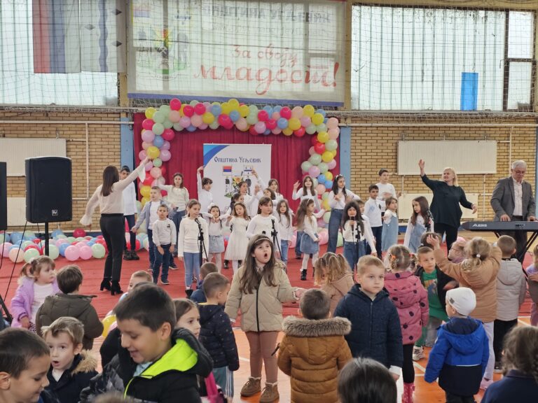 Dječiji hor „Vrapčići“ raznježio Ugljevik: Više od 400 mališana pjevalo uglas