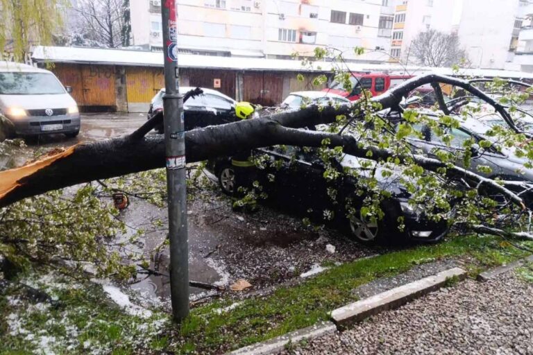 Vatrogasci u Banjaluci imali pune ruke posla zbog snijega