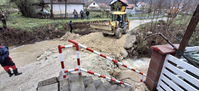 Ugljevik: Uspostavljen saobraćaj na putu Donja Krćina – Gornja Krćina, obustava kod Dobričića