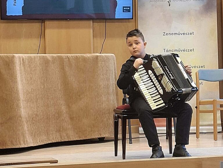 Veliki uspjeh Miloša Cvijića (10) iz Ugljevika u Mađarskoj: Harmoniku zlatom „okitio“