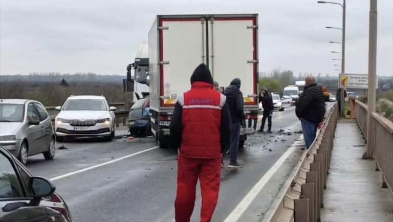 Teška saobraćajna nesreća na Smederevskom mostu: Ima stradalih