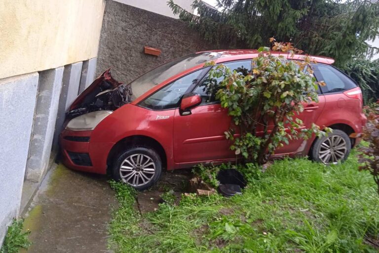 Automobil udario u kuću, reagovali vatrogasci (FOTO)