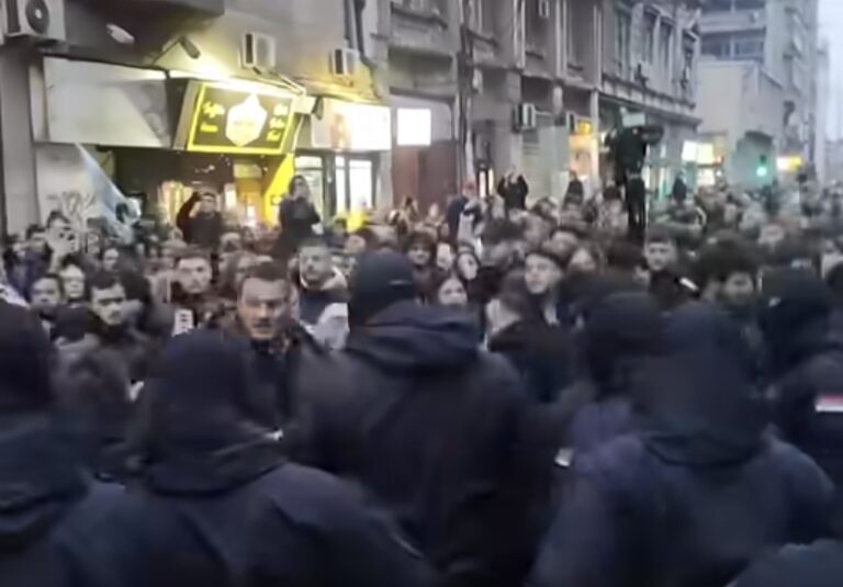 Sukob policije i studenata pred Rektoratom u Beogradu